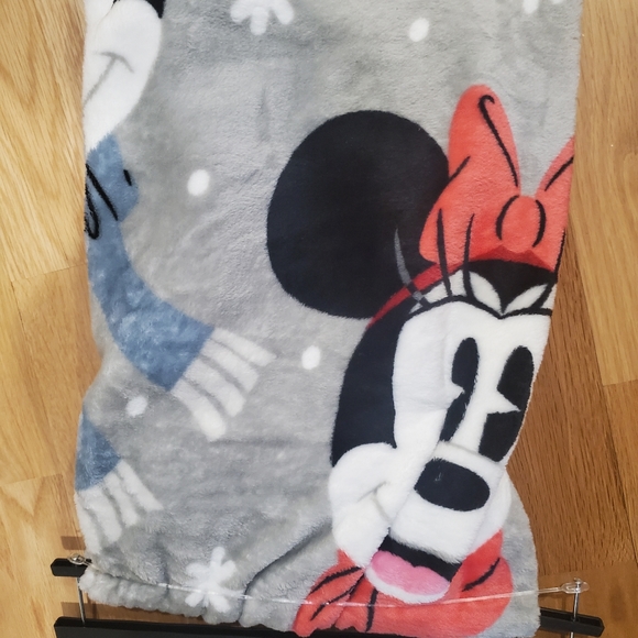 Adorable Mickey and Minnie Mouse Snowflake Blanket-NWT - Picture 6 of 6